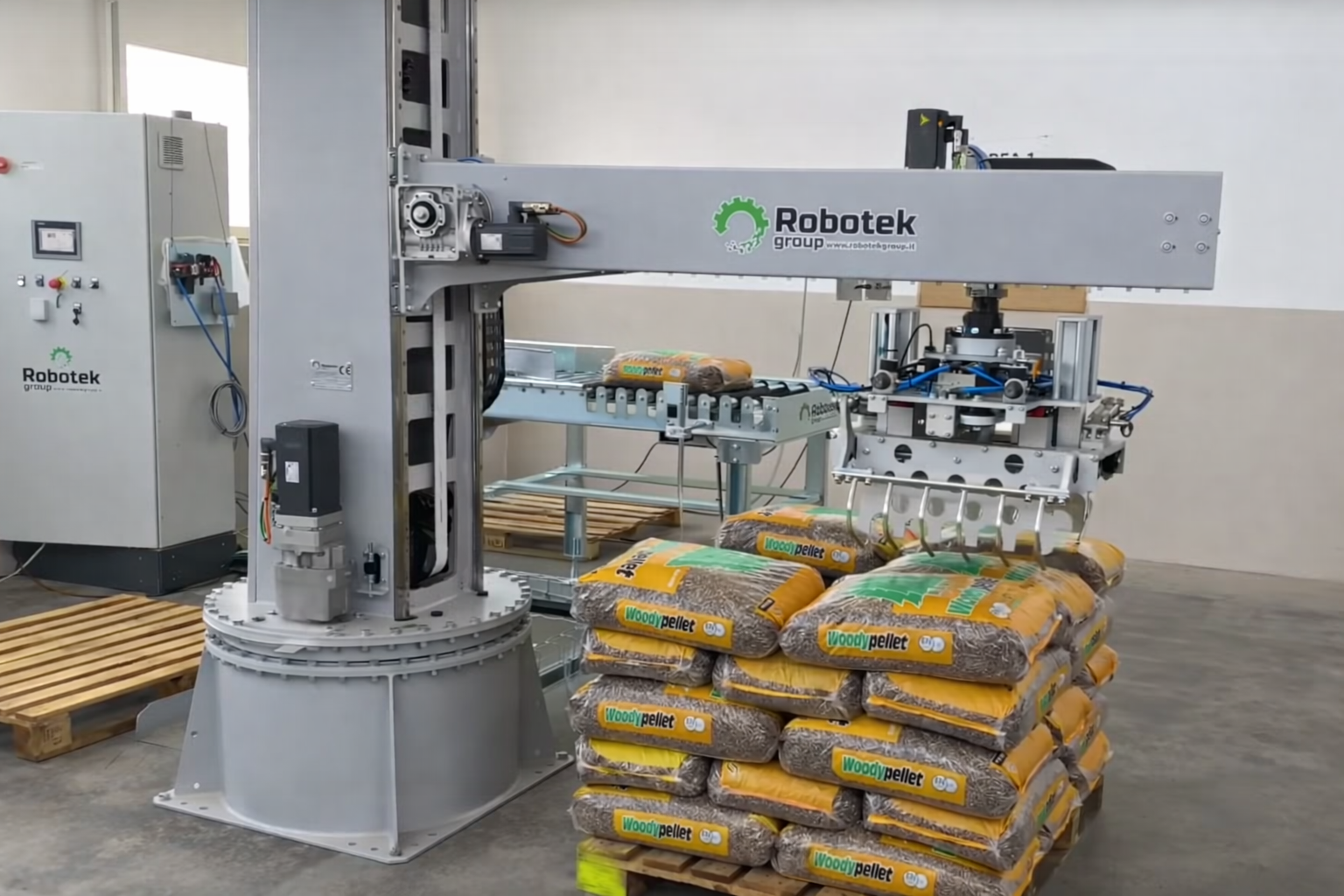 Packaging and dispatch equipment with palletizing system