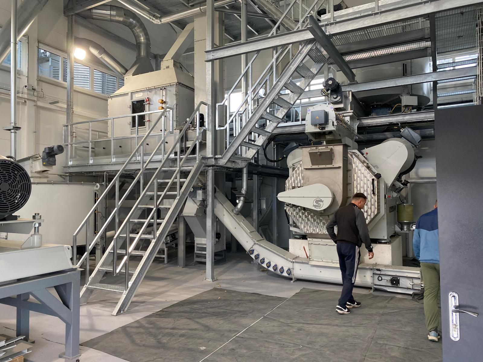 Pelletizing and finishing equipment in production line configuration
